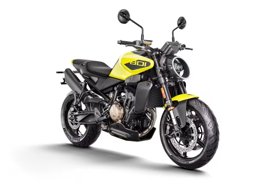 <div class='descrGalleryTitle'>Husqvarna Vitpilen / Svartpilen 801 </div><div class='descrGalleryText'><p>Non troppo dissimile dalla GSX-8T è l’accoppiata Husqvarna con le sorelle Vitpilen e Svartpilen 801. Due moto che a prima vista potrebbero sembrare identiche, e <b>la piattaforma su cui si basano è in effetti la stessa</b>, ma che in realtà <a href="https://www.dueruote.it/prove/anteprime/2025/07/15/husqvarna-svartpilen-801-vs-husqvarna-vitpilen-801-naked-con-charme/">presentano alcune differenze “caratteriali”</a> che donano a ciascuna la propria ragion d’essere. La <a href="https://www.dueruote.it/listino/husqvarna/vitpilen-801/"><b>Vitpilen 801</b></a> è una naked prettamente stradale d’indole sportiva con manubrio basso (attenzione, non con semi manubri), mentre la <a href="https://www.dueruote.it/listino/husqvarna/svartpilen-125/"><b>Svartpilen 801</b></a> è quasi una scrambler moderna, tanto da uscire di serie con pneumatici leggermente tassellati. In comune hanno il <b>bicilindrico parallelo LC8c </b>nella versione da 799 cc e<b> 105 cavalli</b>, (ma esistono anche con 95 CV e depotenziabili per chi ha la patente A2), motore prestante e pieno a tutti i regimi, telaio, forcellone, sospensioni, ruote e parte delle sovrastrutture, oltre alla completissima elettronica. Sono due sportive stradali, non scomode ma nemmeno pensate per i lunghi viaggi: offrono <b>qualità, personalità e una bella guida,&nbsp;</b>specie nei tragitti a breve e medio raggio grazie ad una posizione non troppo raccolta, mentre nelle scappate tra le curve sanno dare tanto gusto. <b>Prezzi poco sopra gli 11.000 euro.</b></p>
</div>